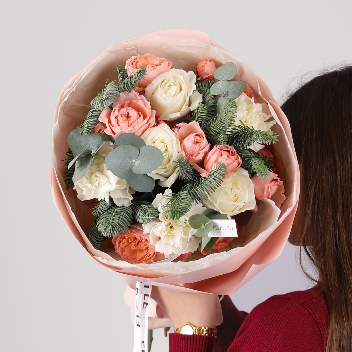 Зимний авторский букет с датской елью и розами